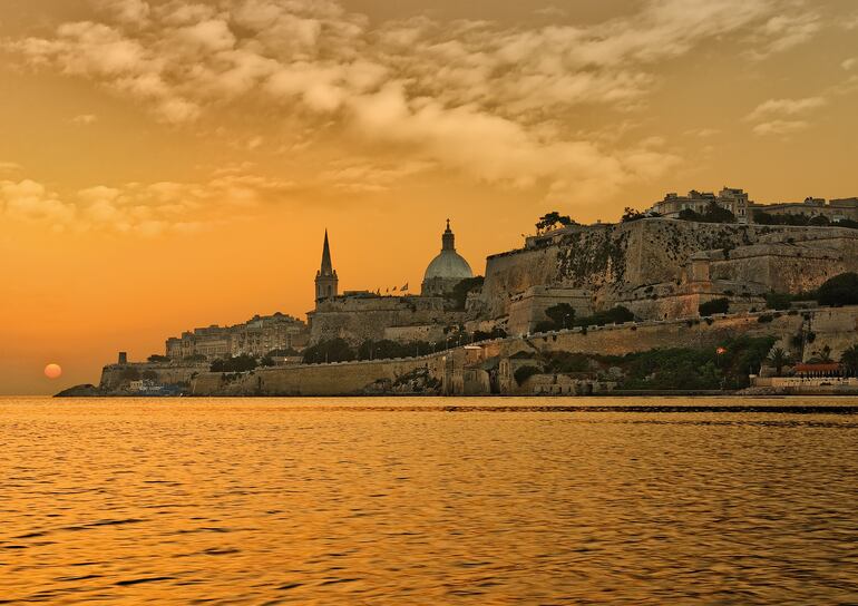 La Valeta ofrece al turista museos, palacios e iglesias, así como el amanecer sobre el Mediterráneo.