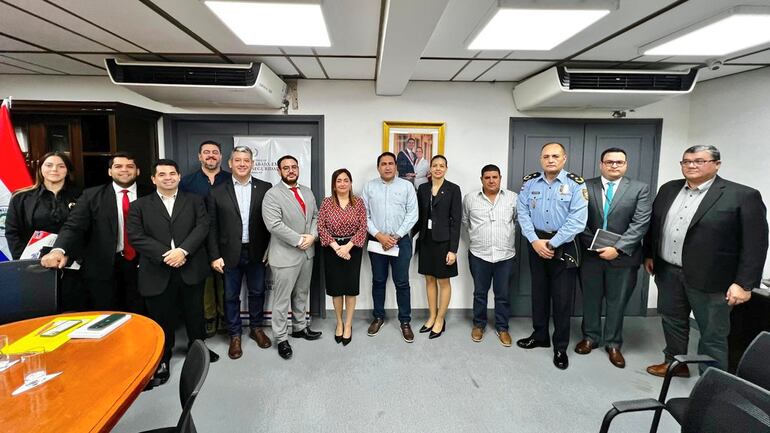 Participaron de la reunión la viceministra de Empleo, Verónica López, el Secretario Técnico del SINAFOCAL, Alfredo Mongelós, el director del SNPP, José Coggliolo, representantes de la Municipalidad de Asunción y varias autoridades de instituciones involucradas en plan.