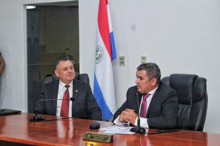 El gobernador de Ñeembucú, Víctor Hugo Fornerón (ANR), presentó hoy su informe de gestión del ejercicio fiscal 2023 ante el pleno de la Junta departamental. En la foto aparece junto con el presidente de la Junta Departamental, Ismael Almeida (ANR).