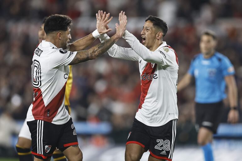 Rodrigo Aliendro de River Plate celebra su gol en un partido de la fase de grupos de la Copa Libertadores entre River Plate y The Strongest en el estadio Mâs Monumental en Buenos Aires (Argentina).