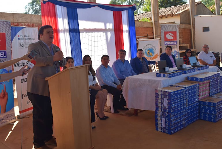 Gobernador electo de Guairá, César Luis Sosa (ANR), durante su discurso.