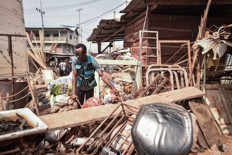 El innovador autodidacta James Samba recolecta metales reciclados en Freetown.