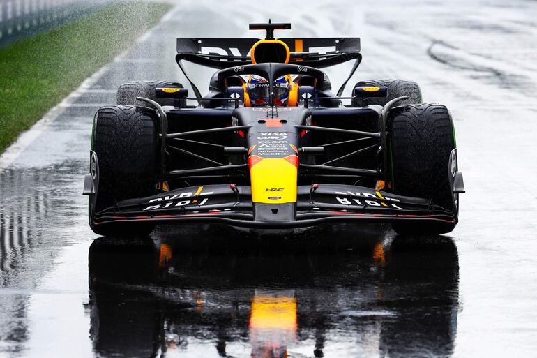 Max Verstappen supo administrar las dificultades de la lluvia y con una buena estrategia y la “ayuda” del auto de seguridad se quedó con la victoria en Canadá.