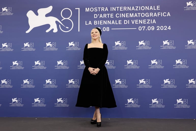 Lady Gaga apareció vestida de negro para la conferencia de prensa de "Joker: Folie a Deux" en el festival.