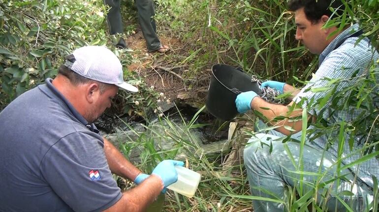 Funcionarios del INTN, tomando las muestras del desagüe de la Penitenciaria Regional de Misiones para posterior análisis.