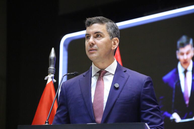 El presidente de Paraguay, Santiago Peña, habla durante la sesión inaugural de la decimonovena reunión del Comité Intergubernamental para la Salvaguardia del Patrimonio Cultural Inmaterial de la Organización de las Naciones Unidas para la Educación, la Ciencia y la Cultura (Unesco), este lunes en Luque (Paraguay). EFE/ Nina Osorio