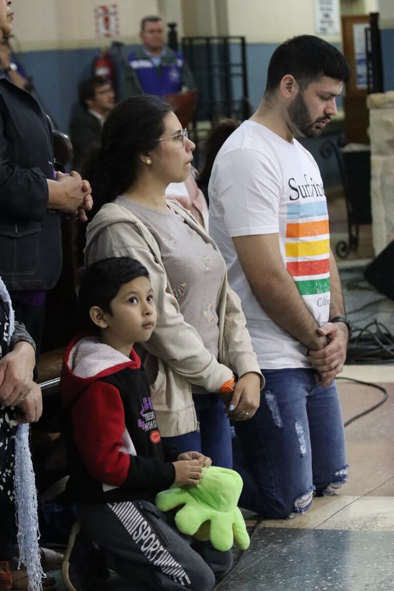 Los padres van acompañados de sus hijos para participar de la misa en la Villa Serrana.