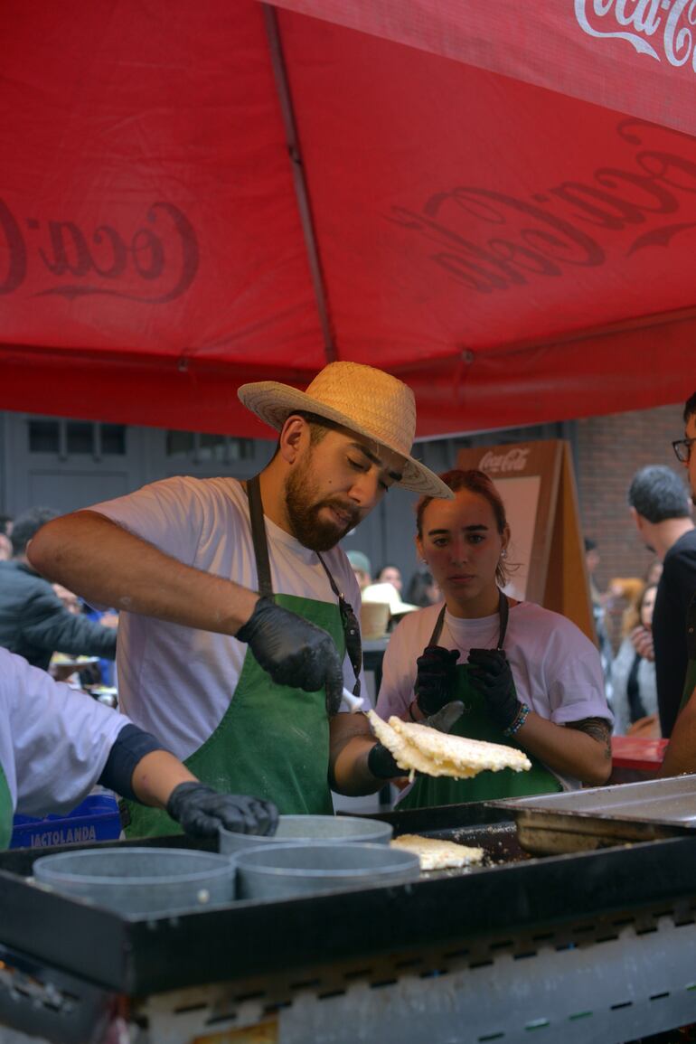 En el San Juan del Barrio Mariscal, varios platos típicos son hechos en el momento.