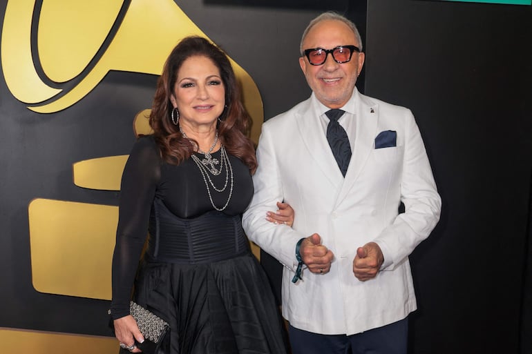 ¡Bella parejita! Gloria Estefan y Emilio Estefan llegaron de la manito a la gala Persona del Año de los Grammy Latinos. (Giorgio Viera / AFP)