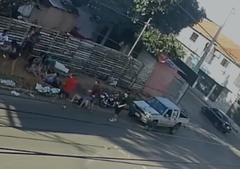 Vecinos filmaron los detalles de la gresca que se registró en la mañana de la Navidad en el barrio San Miguel de San Lorenzo.