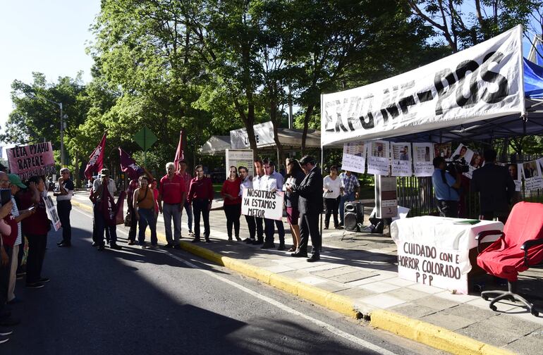 Manifestación contra el nepotismo en frente al Panteón Nacional de los Héroes.