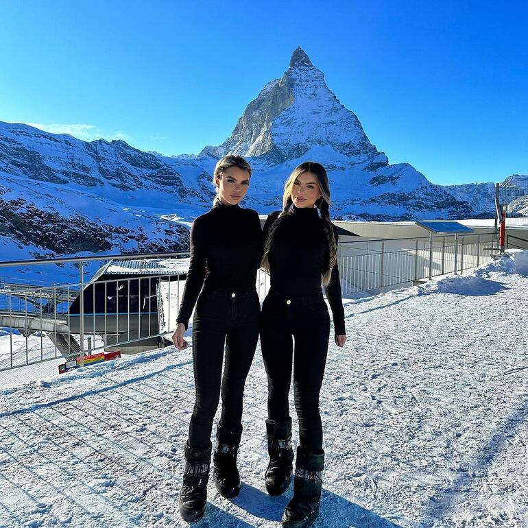 Las "doctoras Barbie" en Suiza; en el fondo el monte Cervino (Matterhorn).