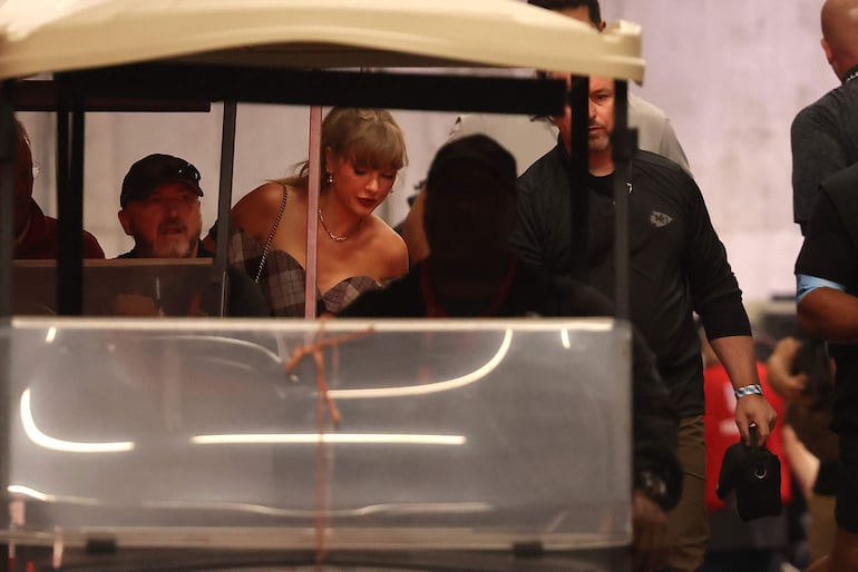 Taylor Swift arribó en un carrito al encuentro entre Kansas City Chiefs y New Orleans Saints en Missouri.  (Jamie Squire/Getty Images/AFP)

