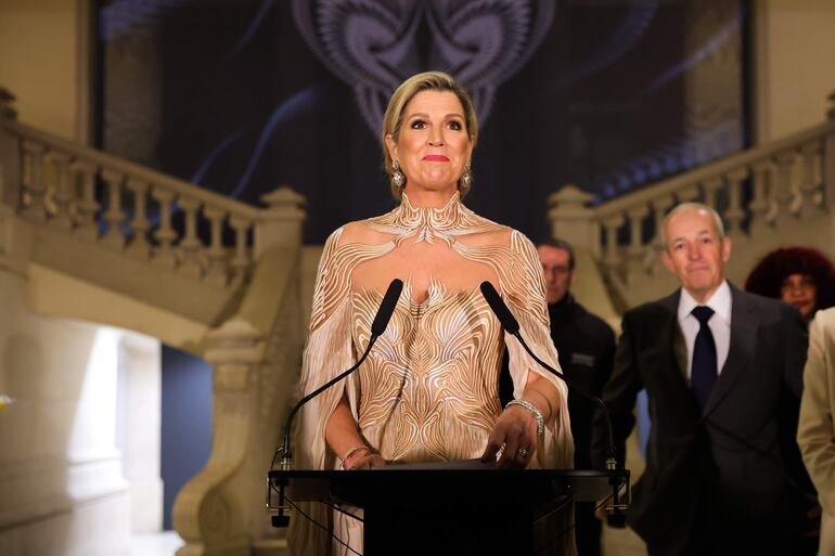 Máxima de Holanda dirigiéndose al público presente en la muestra 'Sculpting the Senses' en el Museo de Arte Decorativo de París. (EFE/EPA/TERESA SUAREZ)
