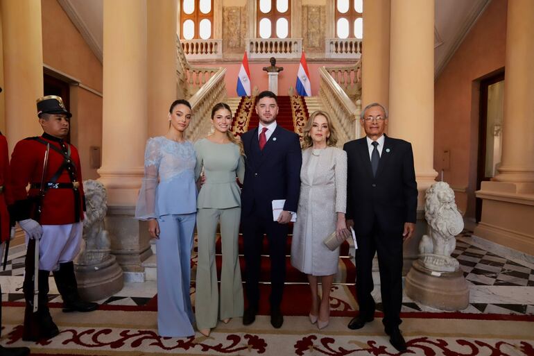 Costanza Peña, Serenella Argaña y Gonzalo Peña junto a los padres de la primera dama Leticia Ocampos. (Gentileza)