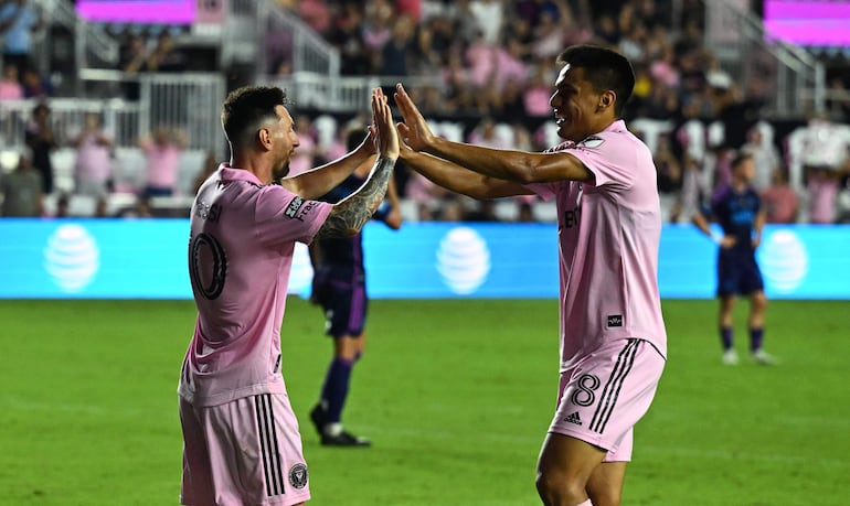 El paraguayo Diego Gómez (d) celebra un gol del Inter Miami con Lionel Messi en la Leagues Cup.