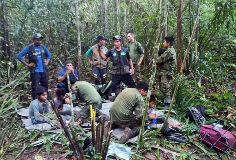 Soldados e indígenas  atienden a los niños rescatados tras 40 días en la selva, en Guaviare (Colombia). 