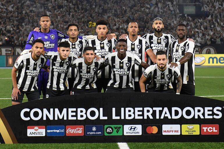 Player of Botafogo pose for a team photo before the Copa Libertadores semi-final first leg football match between Brazil's Botafogo and Uruguay's Peñarol at the Olimpico Nilton Santos stadium in Rio de Janeiro, Brazil, on October 23, 2024. (Photo by Daniel RAMALHO / AFP)