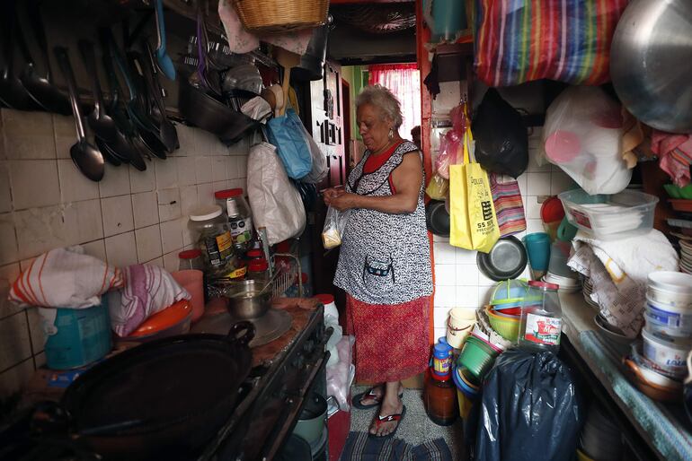 "Éramos objeto de violencia por nuestra preferencia, éramos sometidas, éramos encarceladas injustamente. Nos amarraban colgadas de los árboles (...) o maniatadas amordazadas de la boca y nos tiraban en las aguas negras", recuerda en entrevista Alma Delia, quien llegó del estado de Guerrero a Ciudad de México y vio en el trabajo sexual una oportunidad para ganar dinero y aportar a su familia.