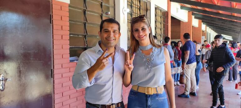 La diputada Roya Torres fue reelecta y ocupará la única banca del PLRA por Alto Paraná el próximo período. A lado con su esposo Roque Godoy, intendente de Presidente Franco.