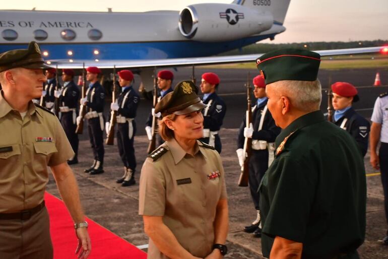 La General Laura Richardson fue recibida por el comandante del Ejército General de División Manuel Rodríguez Sosa.