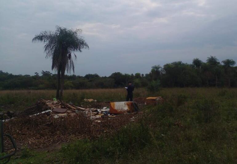 Sitio en donde los abigeos faenaron dos vacas lecheras de una humilde familia de Ypané. Un policía toma datos del hecho.