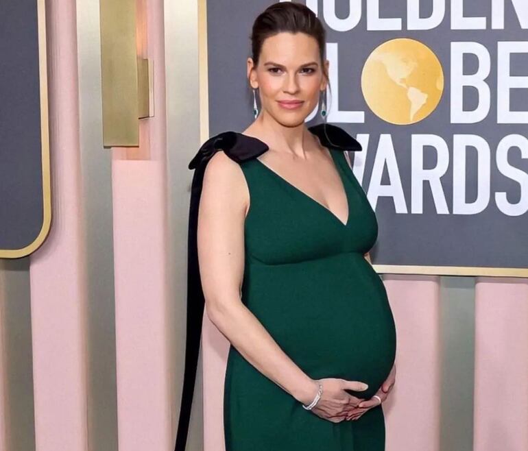 La actriz Hillary Swank en la reciente entrega de los Globos de Oro, luciendo su bella pancita.