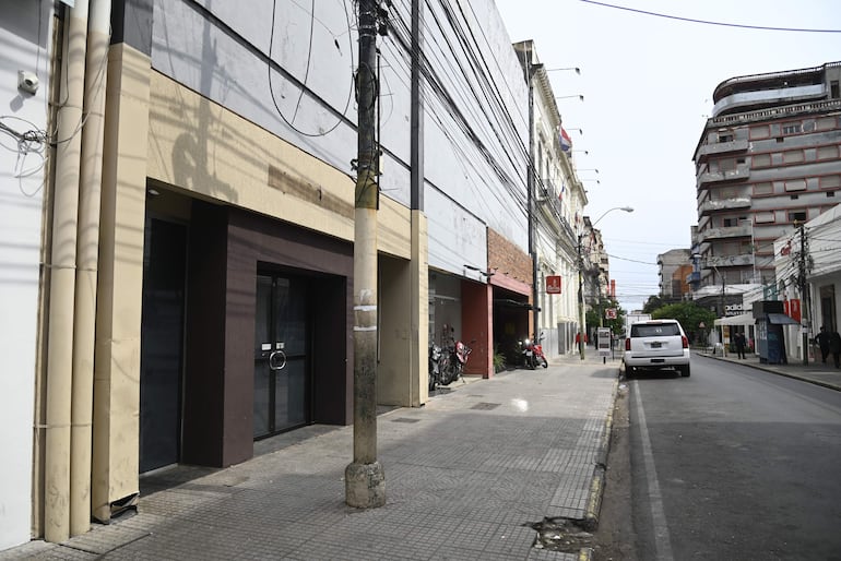 En este local hoy vacío, ubicado en Palma entre Alberdi y 14 de Mayo, funcionaba hasta hace poco un restaurante de la cadena McDonald's.