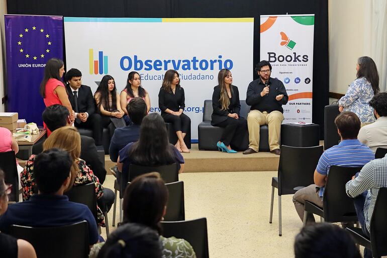 Un conversatorio se realizó en la sede de Juntos por la Educación durante el evento de premiación a los ganadores de Datos que Cuentan.