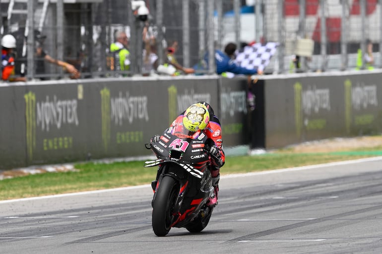 El español Aleix Espargaró, a bordo del Aprilia, cruza la bandera a cuadros del Gran Premio de Cataluña 2023 de MotoGP, en el Circuito de Montmeló, en Barcelona, España.