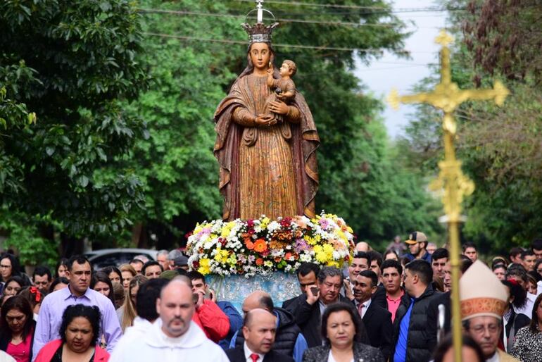 La comunidad mariense realizando la procesión de la imagen sacra de Satán Maria de Fe.