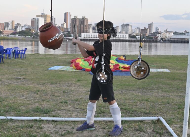 Los juegos tradicionales tampoco pudieron faltar en la fiesta de San Juan organizada ayer de tarde en el club “El Mbiguá”.