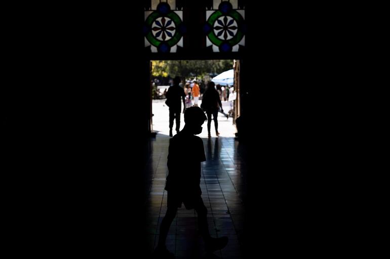 Un niño camina, el 8 de febrero de 2022, por el interior de la de la Catedral Metropolitana de Santiago (Chile), uno de los escenarios donde se investiga la comisión de delitos de abuso sexual por parte de integrantes de la Iglesia.  Iglesia de España pidió ahora una investigación independiente sobre casos de pederastia.