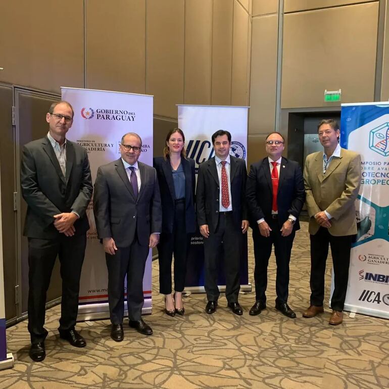 Alfredo Fast (Inbio), Lloyd Day (IICA), Cristina Goralewsky (Infona); el viceministro Marcelo González; Edgar Esteche (IPTA), entre otros, en el foro.