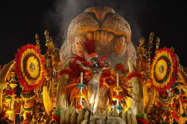  Integrantes de la escuela de samba Academicos do Grande Río desfilan durante el carnaval de Río de Janeiro, hoy, en Río de Janeiro (Brasil). EFE/ Antonio Lacerda
