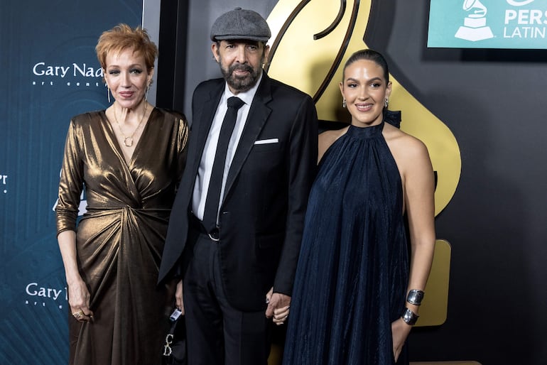 El cantante Juan Luis Guerra, su esposa Nora Vega y su hija Paulina asistieron a la gala Persona del Año del Latin Grammy en el Miami Beach Convention Center en Miami Beach, Florida, EE.UU.
 (EFE/EPA/CRISTOBAL HERRERA-ULASHKEVICH)
