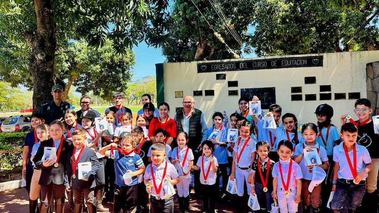 Autoridades de la organización de la Escuela Paraguaya de Equitación, junto al grupo de menudos de la Mini Escuela.