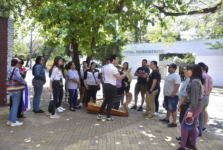 Familiares de pacientes se manifestaron este martes frente al Hospital Psiquiátrico.