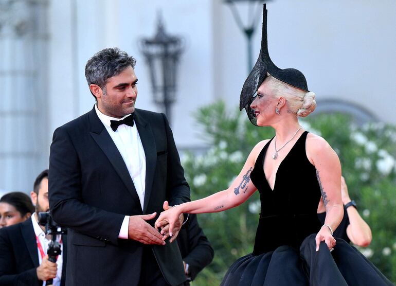 La cantante y actriz Lady Gaga y su prometido Michael Polansky llegando al estreno de 'Joker: Folie a Deux' en el 81º Festival Internacional de Cine de Venecia, en Italia, ayer 4 de setiembre.