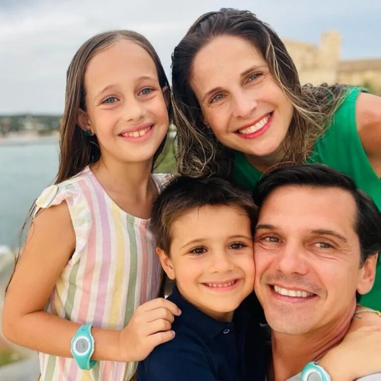 ¡Hermosa familia! Lory Anderson y Javier Omella con sus hijos Martina y Felipe.