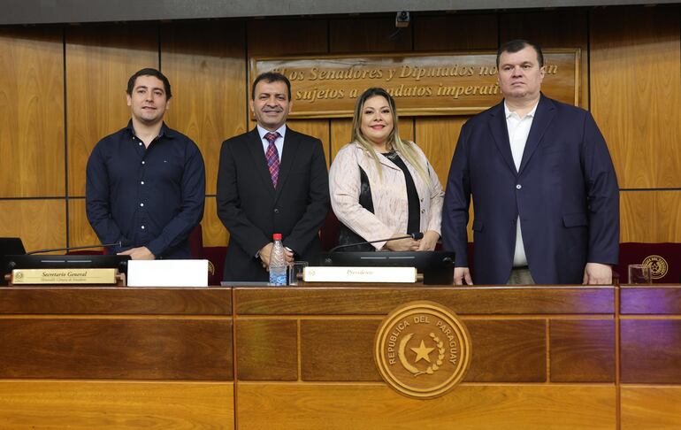 Pedro Gómez, Miguel Ángel Del Puerto, Zenaida Delgado y Dionisio Amarilla, integran la mesa directiva de la Comisión Permanente.