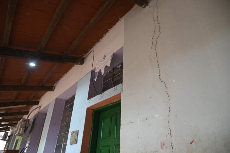 Una de las grietas en la pared del nivel Inicial de la escuela Mauricio José Troche de Zeballos Cué.