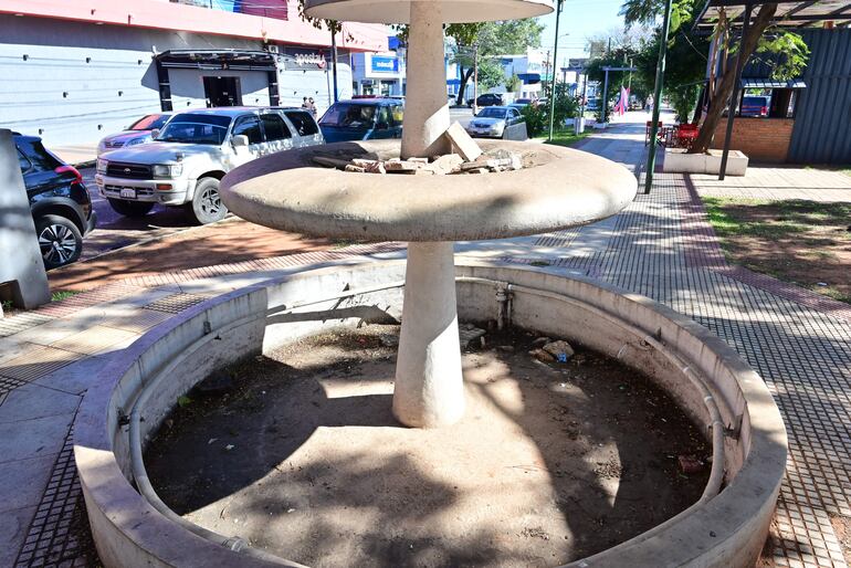 La fuente de agua del Paseo Quinta Avenida, en vez de hacer más atractivo el lugar, acumula escombros.