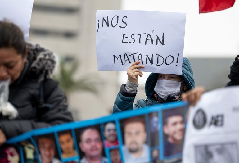 -FOTODELDÍA- MEX6554. MONTERREY (MÉXICO), 21/01/2024.- Familiares y amigos de personas desaparecidas participan en una movilización contra la violencia e inseguridad hoy, en la ciudad de Monterrey (México). Ante la violencia y casos de desaparición forzada que se viven en México, integrantes de colectivos en el norteño estado de Nuevo León protagonizaron, este domingo, una protesta para exigir al gobierno del presidente Andrés Manuel López Obrador un freno a la situación que se sufre la nación. EFE/Miguel Sierra
