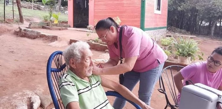 Desde el sábado las enfermeras de las unidades de salud recorren las casas a aplicar las vacunas contra la influenza.