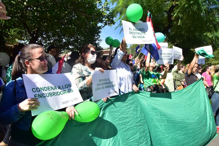 Padres y adultos responsables realizan distintas manifestaciones en contra del abuso y acoso en niños.