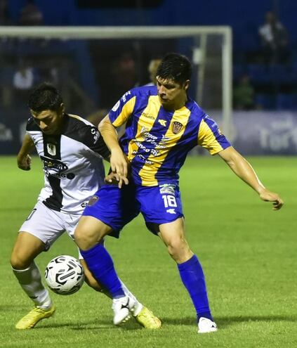 Derlis Rodríguez (Tacuary) y Rodrigo Rojas (Luqueño), los autores de los goles, pelean el balón.