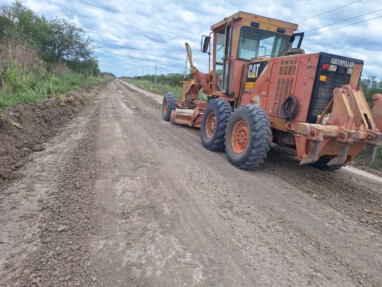 Trabajos de raspaje realizados por maquinarias del MOPC, en el camino Toro Pampa - ruta Bioceánica.