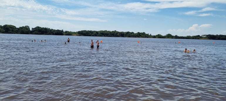 Muchos compatriotas optan por aplacar el calor en las playas de Villa Florida y otros puntos turísticos del país. Se esperan temperaturas máximas importantes para los próximos días, ideales para actividades veraniegas. 