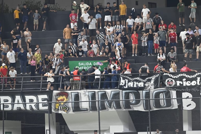 Un hombre sufrió un colapso en la gradería sur alta del estadio aproximadamente a las 21:30. Posteriormente, se reportó su deceso.